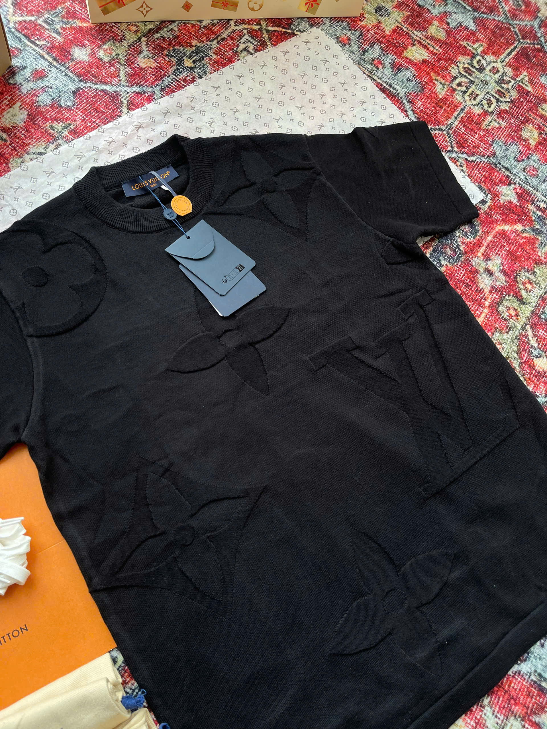 Áo phông T-shirt len Louis Vuitton LV Đen họa tiết hoa vân logo LV dập chìm Like Auth on web NV